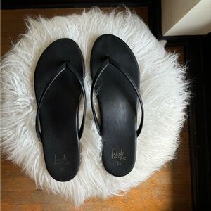 BEEK Black Leather Flip-Flops